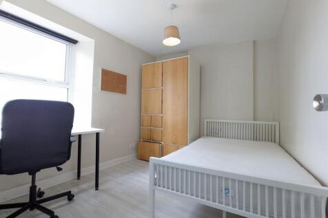 Bright, neatly presented single bedroom with a ...