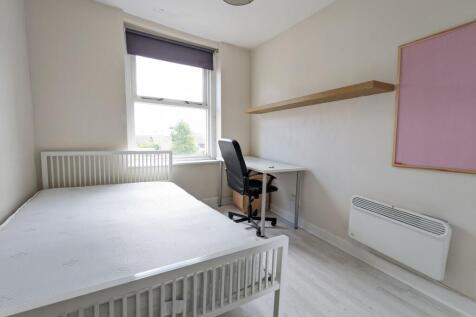 Bright, neatly presented single bedroom with a ...