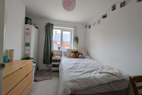 Bright, tidy double bedroom with a comfortable ...