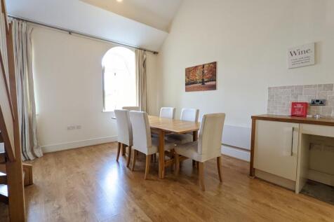 Bright, well-presented living/dining area with ...