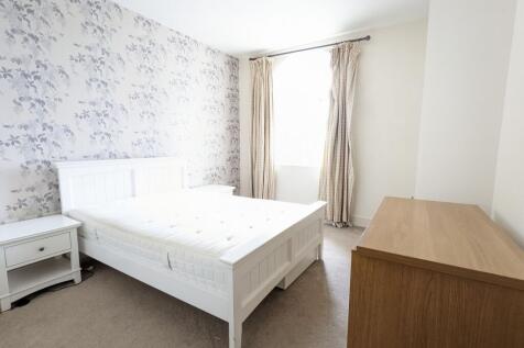 Bright, well-presented double bedroom with a wh...