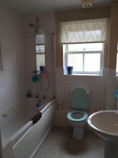 Neat three-piece bathroom with a bathtub and ov...