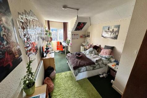 A spacious and well-decorated large double bedr...