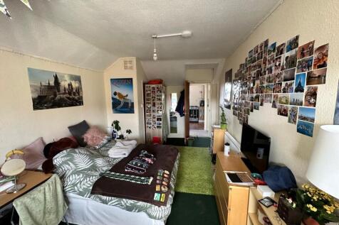 A cozy and inviting double bedroom decorated wi...