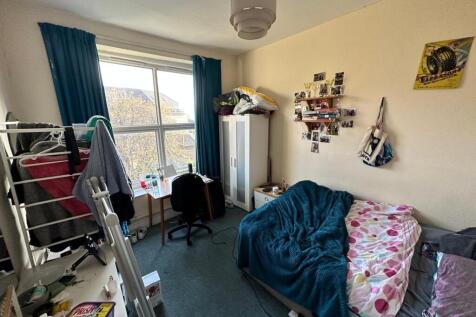 A cozy double bedroom with good natural light, ...