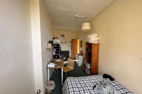 A cozy double bedroom featuring a comfortable b...