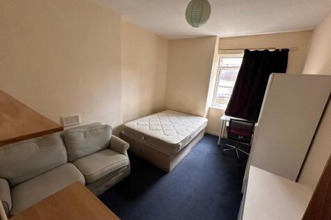 Bright double bedroom with a comfortable double...