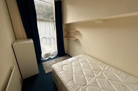 Compact single bedroom with a comfortable mattr...