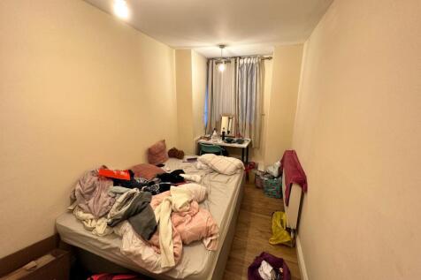 A cozy double bedroom with ample space for pers...