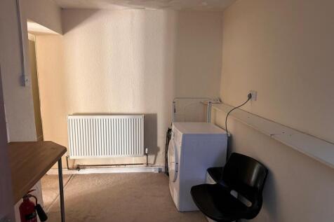 Simple, functional multipurpose room with a rad...