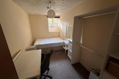 Bright single bedroom with a comfortable single...