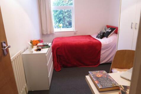 Bright, neatly kept single bedroom with a cosy ...