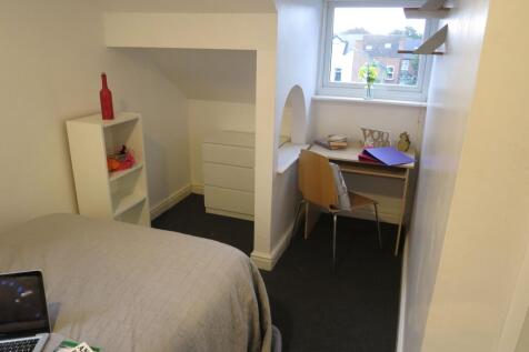 Well-presented single bedroom with a comfy bed,...