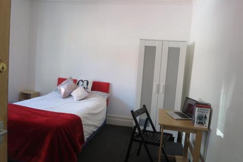 Bright, tidy bedroom with a double bed, cosy re...