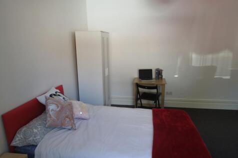 Bright, simply furnished double bedroom with a ...
