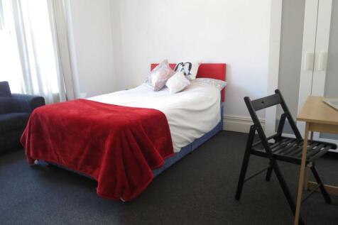 Bright, tidy bedroom with a comfortable double ...