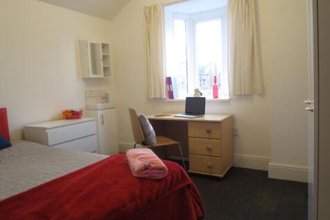 Bright single bedroom with a bay window, fitted...
