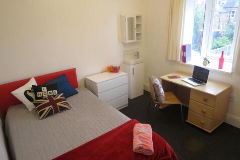 Bright, tidy single bedroom with a comfy bed, b...