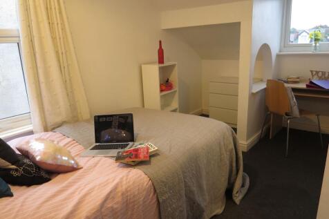 Bright, cosy bedroom with a comfortable single ...