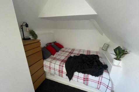 Cozy attic double bedroom with pitched ceiling,...