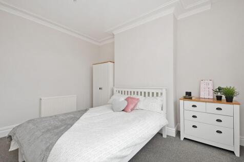 Bright, tastefully decorated double bedroom wit...