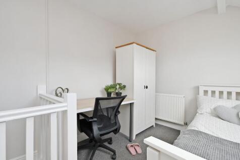 Bright, tidy single bedroom with a study area, ...