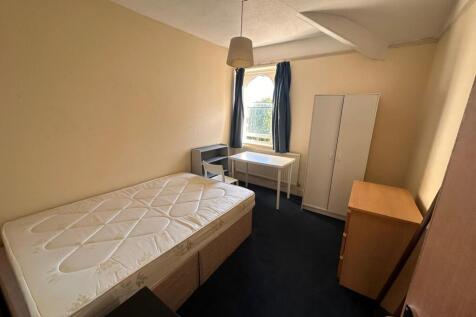 Bright single bedroom with a comfortable divan ...