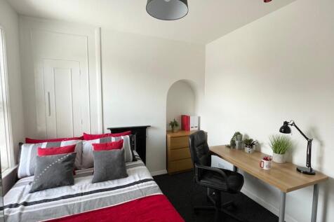 Bright, freshly decorated double bedroom with a...