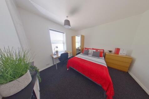 Bright, neatly presented double bedroom with a ...