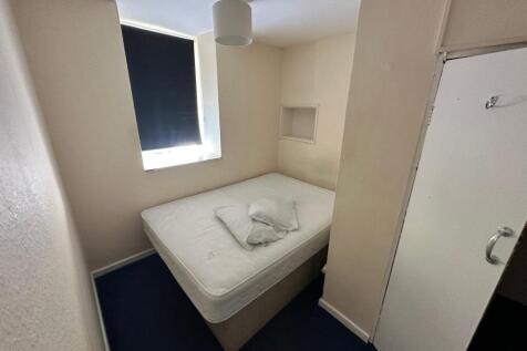 Compact single bedroom with a comfortable mattr...