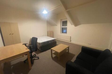 Spacious furnished double bedroom with a double...