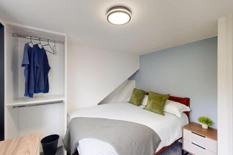 A bright and well-maintained double bedroom fea...