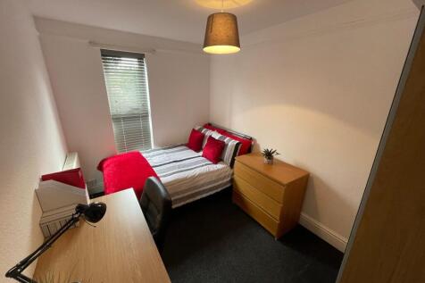 Bright, neatly presented single bedroom with a ...