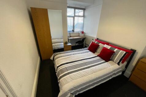 Bright, neatly presented double bedroom with a ...