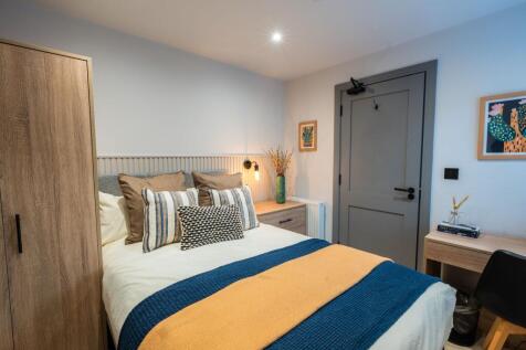 Well-presented double bedroom with a comfy made...