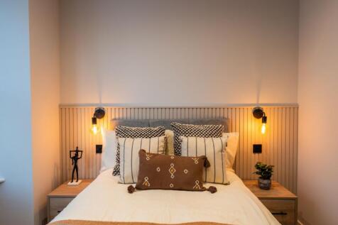 Cozy, well-styled double bedroom with a comfort...