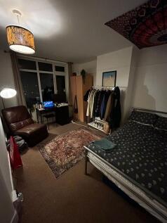 Well-presented double bedroom with a comfortabl...