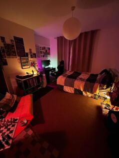 Cosy, well-decorated bedroom with a double bed,...