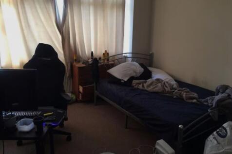 A cozy double bedroom with good natural light, ...