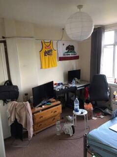 A cozy double bedroom with ample space for pers...