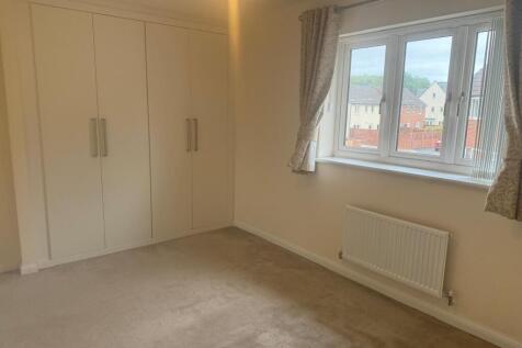 Bright, neutral double bedroom with built-in wa...