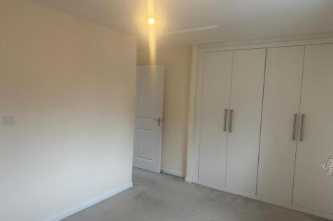 Bright, neutral double bedroom with built-in fu...