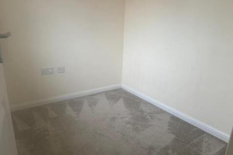 Compact, freshly carpeted single bedroom with n...