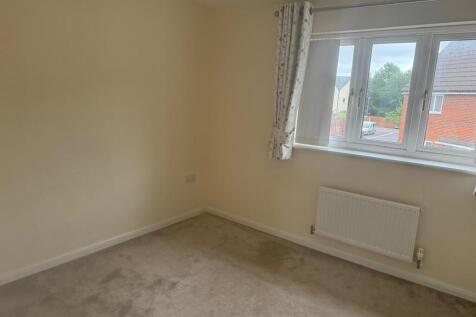 Bright and neutral single bedroom with a large ...