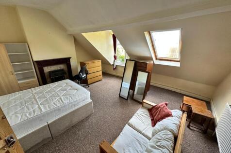 Bright attic double bedroom with sloped skyligh...