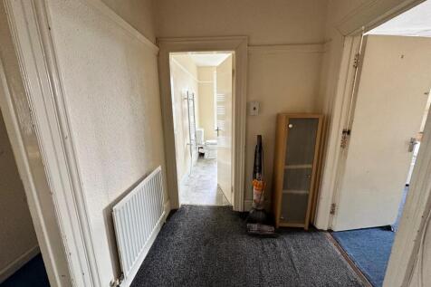 Bright entrance hallway with new-looking neutra...
