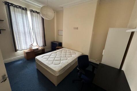 Neat single bedroom with a comfortable divan be...