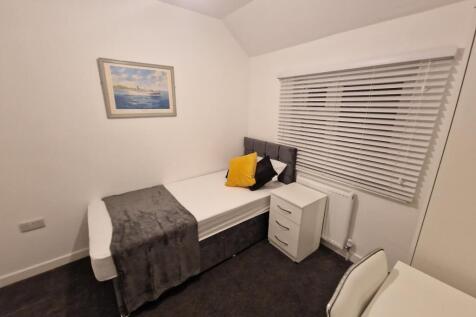 Neat, modern single bedroom with a comfortable ...