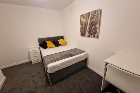 Bright, neatly presented double bedroom with a ...