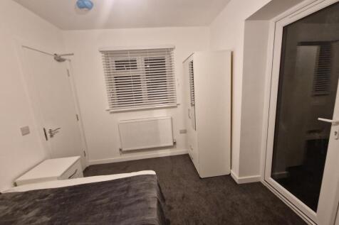 Bright, clean double bedroom with neutral decor...